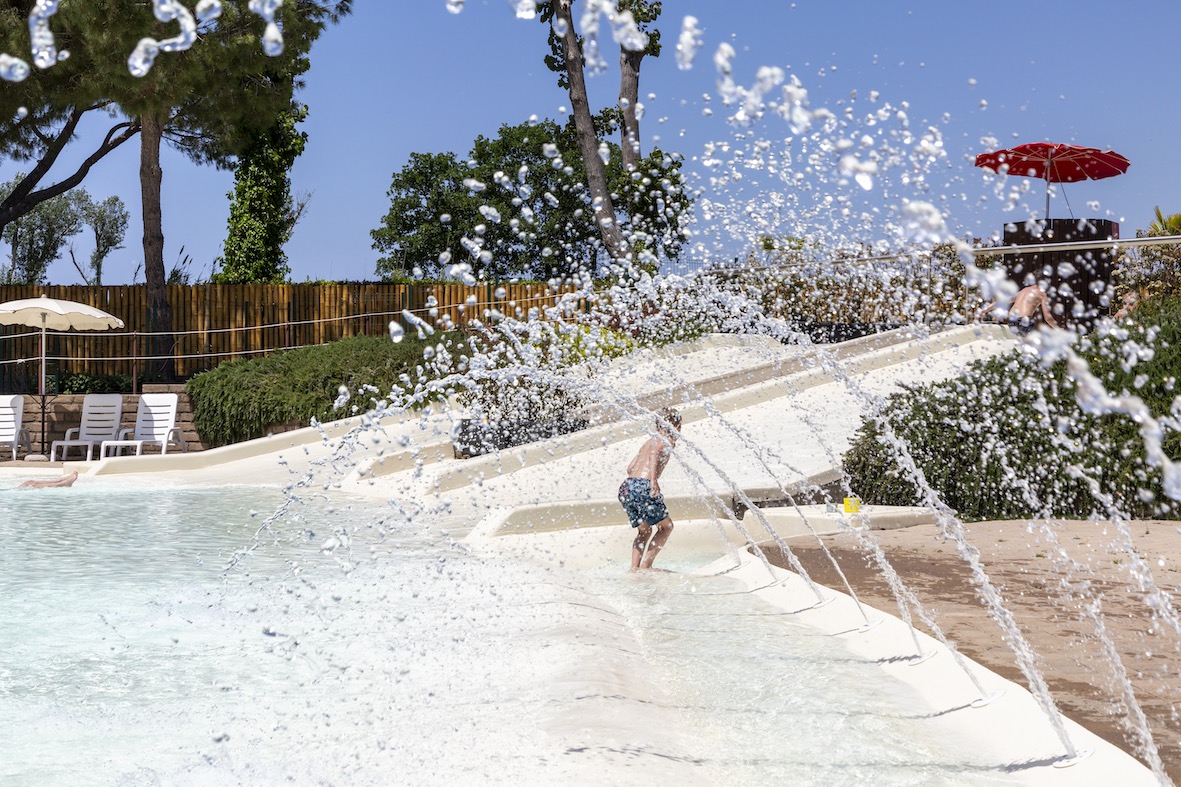 hu Park Albatros village | spray park con scivolo