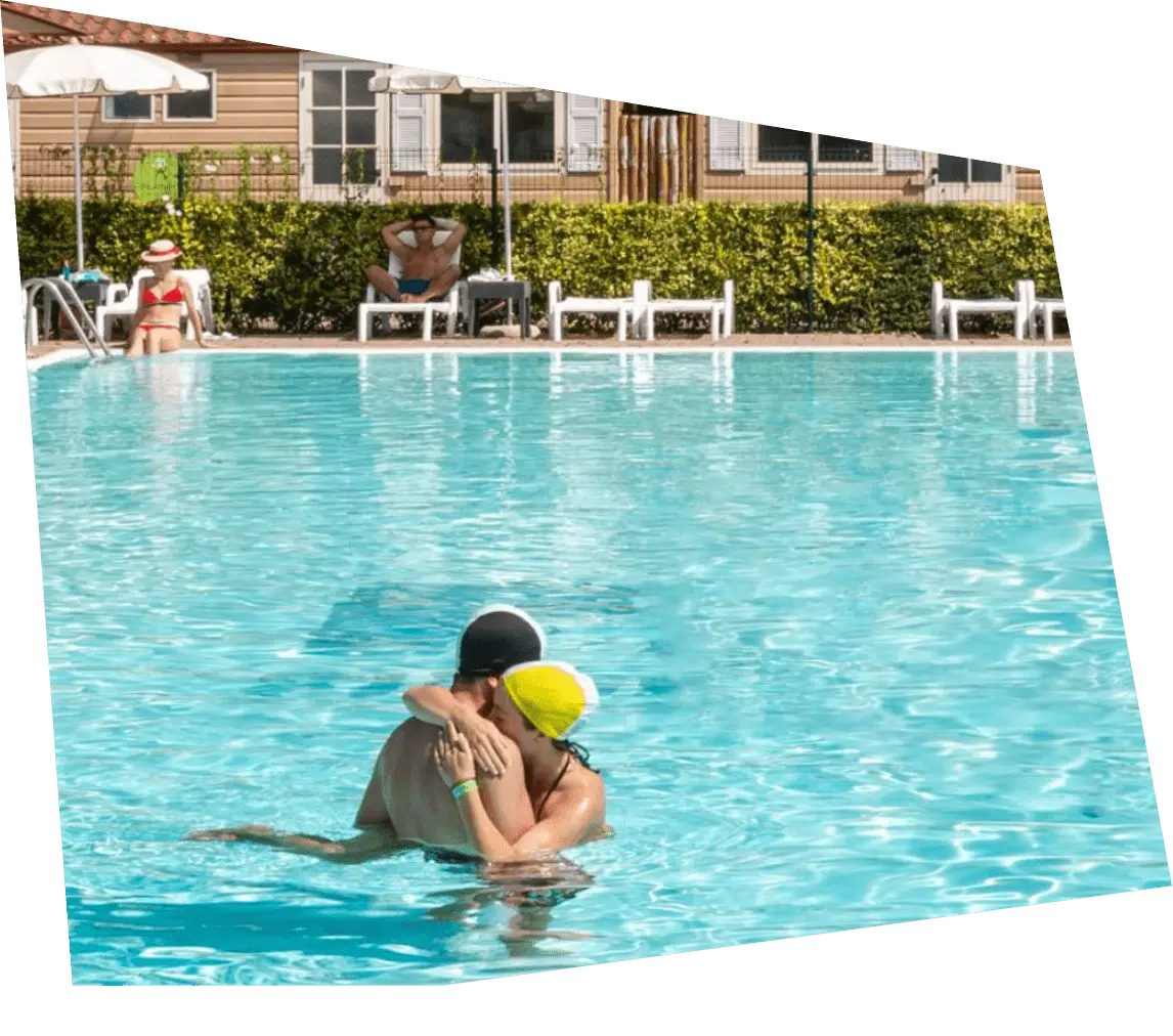 Coppia in piscina