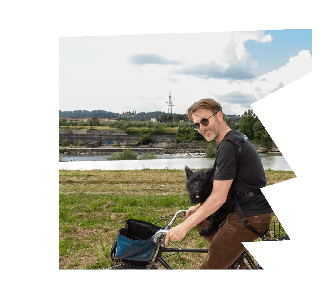 Uomo in bici con cane